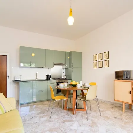 Casa Enza, For Up To 5 People, Center Apartment